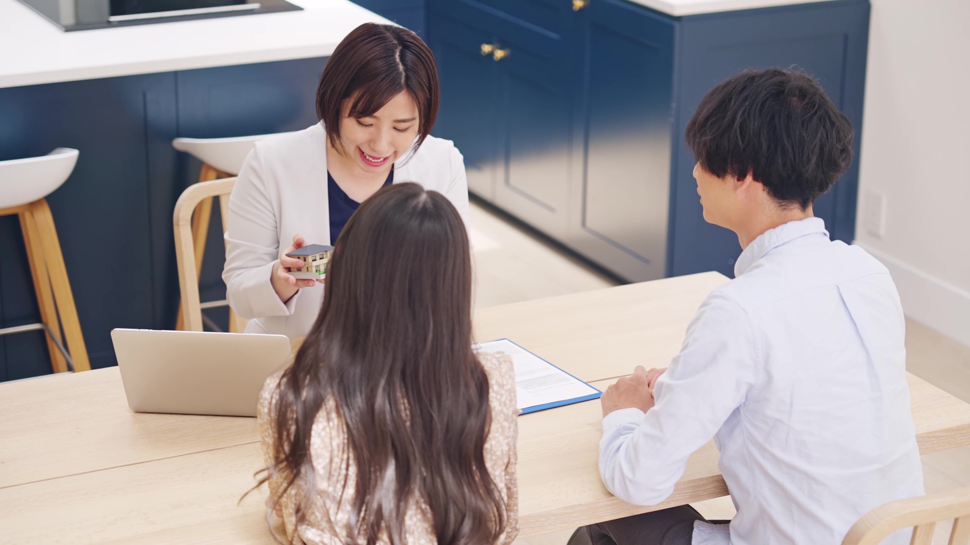 pixta_77300955_HD_1080-frame-at-0m1s